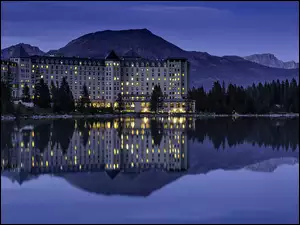 Park Narodowy Banff z hotelem przy brzegu jeziora na tle skalistych gór