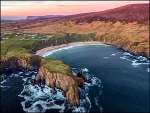 Widok na zatokę i plażę Silver Horseshoe Beach w Irlandii