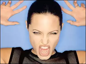 Angelina Jolie, czarna bluzka