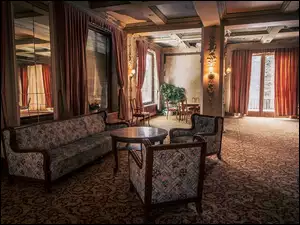 Hol z krzesłami i kanapą w hotelu