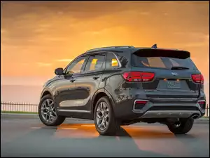 Kia Sorento na drodze tyłem