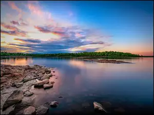 Kamienie nad brzegiem morza