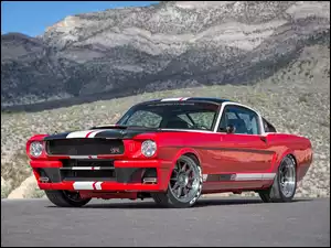 Zabytkowy Ford Mustang Ringbrothers z 1965 roku na tle gór