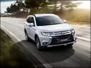 Samochód Mitsubishi Outlander BR-spec z roku 2016