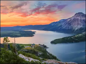 Hotel Księcia Walii Prince of Wales nad jeziorem Upper Waterton