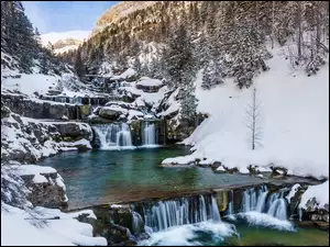 Dolina Ordesy, Drzewa, Rzeka, Park Narodowy Ordesa y Monte Perdido, Zima, Arazas Rio, Hiszpania, Kaskada