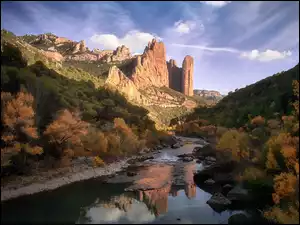 Formacje Skalne, Góry, Rzeka, Hiszpania, Mallos de Riglos, Drzewa