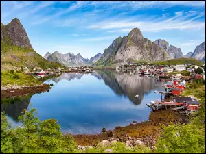 Lofoty, Wyspa Moskenesoya, Góry, Norwegia, Domy, Morze Norweskie, Wioska Reine