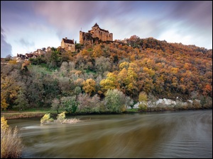 Wzgórze, Francja, Twierdza, Drzewa, Castelnaud la Chapelle, Zamek Castelnaud la Chapelle Castle, Jesień, Rzeka Dordogne