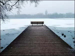 Pomost z ławką zimową porą