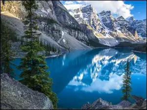 Góry i drzewa w odbiciu jeziora Moraine