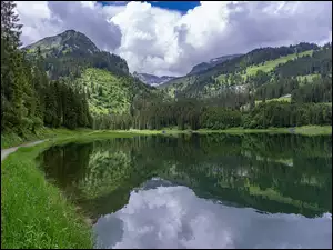 Droga przy jeziorze Voralpsee w szwajcarskich Alpach