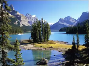 Wyspa Spirit Island na jeziorze Maligne na terenie Parku Narodowego Jasper w Albercie