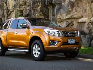 Samochód Nissan Navara na ulicy przy skałach