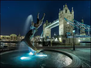 Fontanna w pobliżu londyńskiego mostu Tower Bridge