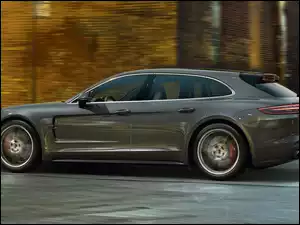 Samochód Porsche Panamera Sport Turismo produkowany na rok 2018