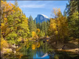 Park Narodowy Yosemite z rzeką i górą w tle