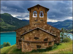 Kaplica Chapelle de Roselend obok Roseland Dam w Dolina Sabaudii Francja