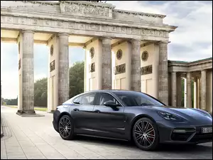 Samochód Porsche Panamera zaparkowany na placu przy Bramie Brandenburskiej