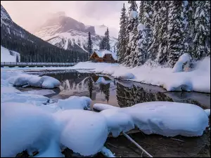 Zima, Jezioro, Kanada, Góry, Drzewa, Emerald Lake, Dom, Park Narodowy Yoho, Most