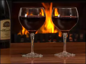 Czerwone wino pite przy kominku