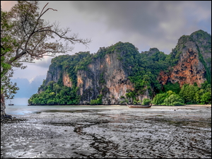 Góry w tajlandzkiej zatoce East Railay Bay