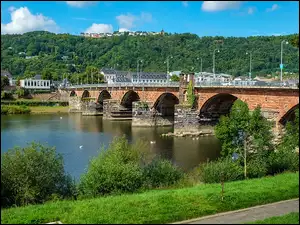 Panorama miasta z rzeką