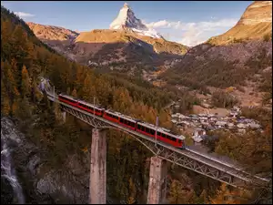 Drzewa, Zermatt, Las, Chmury, Jesień, Szwajcaria, Alpy, Pociąg, Góry, Most, Gornergratbahn, Domy