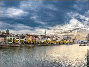 Chmurne niebo nad rzeką Limmat i domami w Zurychu