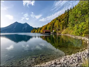 Domek nad jeziorem Walchensee w Bawarii