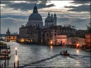 Bazylika Santa Maria della Salute i Canal Grande w Wenecji o zmierzchu