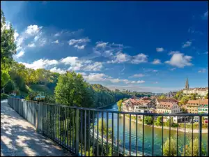 Domy i deptak nad rzeką Aare w Bernie