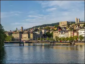 Rozświetlone domy nad rzeką Limmat w Zurychu