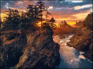 Stany Zjednoczone, Park stanowy, Samuel H Boardman State Scenic Corridor, Drzewa, Morze, Zachód słońca, Wysokie, Wysepki, Skały, Oregon