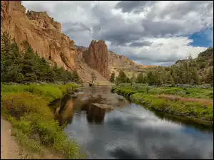 Rzeka Crooked River, Smith Rock State Park, Drzewa, Oregon, Góry, Skały, Stany Zjednoczone, Smith Rock