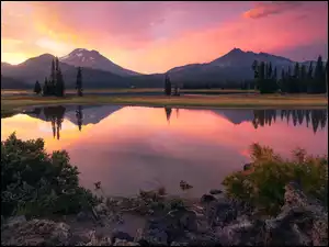 Stany Zjednoczone, Odbicie, Hrabstwo Deschutes, Sparks Lake, Las, Góry Kaskadowe, Wschód słońca, Drzewa, Jezioro, Oregon