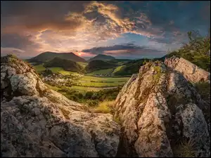 Dolina, Góry, Drzewa, Chmury, Domy Las, Skały