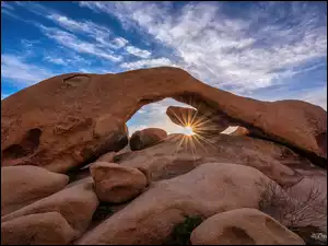 Formacja Arch Rock, Niebo, Stany Zjednoczone, Skały, Kalifornia, Park Narodowy Joshua Tree, Promienie słońca