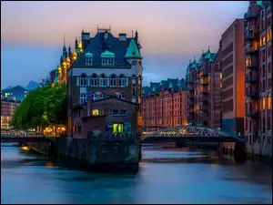 Zmierzch, Hamburg, Drzewa, Mosty, Światła, Speicherstadt, Budynki, Niemcy, Kanały