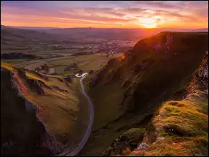 Przełęcz Winnats Pass na wyżynie Peak District w blasku zachodzącego słońca