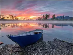 Jezioro, Góry, Drzewa, Wschód słońca, Łódka, Mgła