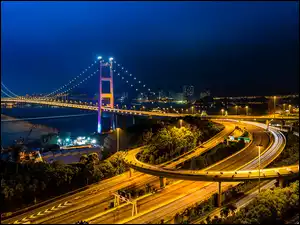 Oświetlona droga i most Tsing Ma w Hongkongu nocą
