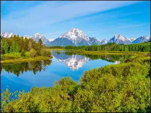 Ośnieżone góry i rzeka Snake w Parku Narodowym Grand Teton