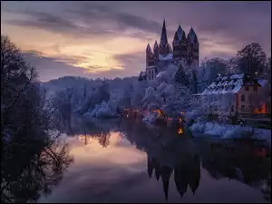 Katedra Świętych Jerzego i Mikołaja i dom nad rzeką Lahn w Limburgu