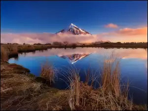 Taranaki-region w Nowej Zelandii z wulkanem Egmont nad jeziorem
