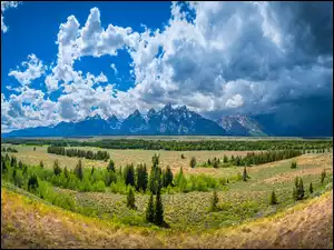 Chmurne niebo nad równinąi górami w Parku Narodowym Grand Teton
