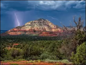 Burza, Drzewa, Chmury, Skały, Stan Arizona, Stany Zjednoczone, Góra, Sedona, Thunder Mountain, Błyskawica