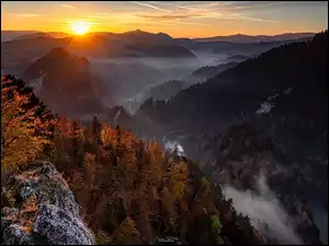 Wschód słońca, Jesień, Drzewa, Skały, Góry, Polska, Szczyt, Pieniny, Sokolica, Mgła
