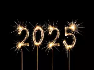 Rozświetlona data 2025 na czarnym tle