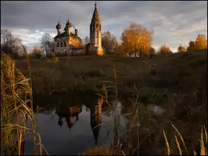 Pożółkłe, Jesień, Wzgórze, Drzewa, Szuwary, Cerkiew, Chmury, Trawa